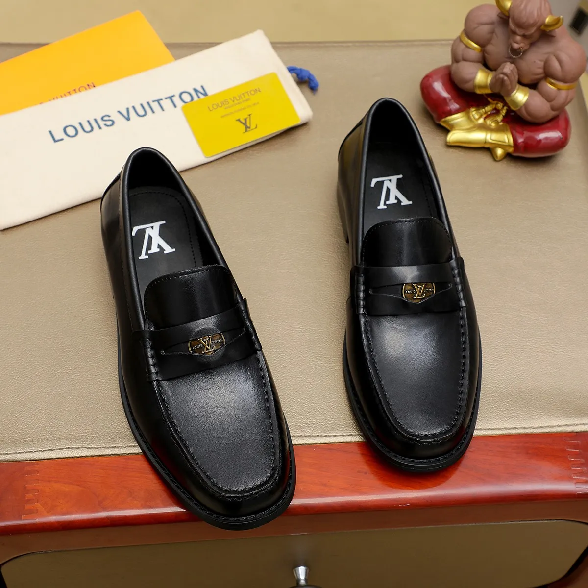 Men's shoes 460 💰 Louis Vuitton LV ® 🆕 model 🔛 full shoe counter, first layer cowhide, 🐂leather lining casual shoes for men, super soft outsole, a must-have for driving. Synchronized with the counter, original first layer cowhide, completely 1:1 mold customization 🌹 top version, color optional! Number: 38-44 (45.46 customized)